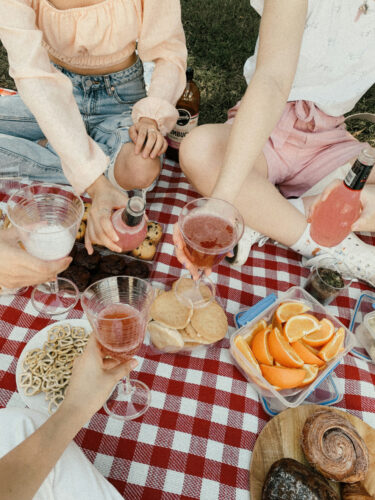 Crafting gourmet picnic baskets for spring outings